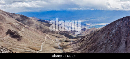 Panorama de la vallée de l'Indus du Kardung La pass - aurait été le plus haut col carrossable au monde (5602 m). Le Ladakh, Inde Banque D'Images