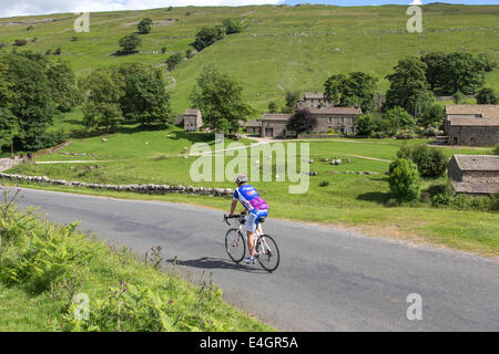 Yockenthwaite, cycliste passant dans le Wharfdale Yorkshire Dales National Park, North Yorkshire, England, UK Banque D'Images