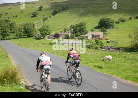 Les cyclistes passant, Yockenthwaite Wharfdale dans le Yorkshire Dales National Park, North Yorkshire, England, UK Banque D'Images