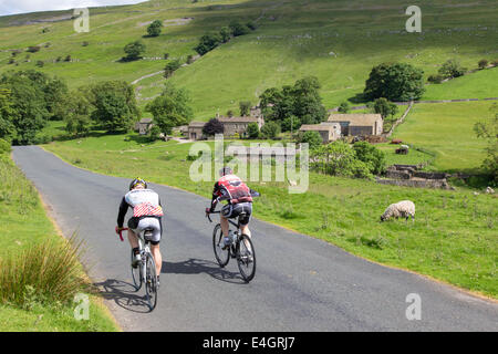 Les cyclistes passant, Yockenthwaite Wharfdale dans le Yorkshire Dales National Park, North Yorkshire, England, UK Banque D'Images