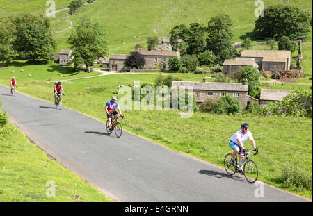 Les cyclistes passant, Yockenthwaite Wharfdale dans le Yorkshire Dales National Park, North Yorkshire, England, UK Banque D'Images