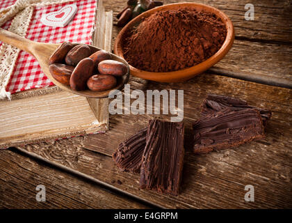 À l'aide de poudre de cacao au chocolat maison et les fèves de cacao Banque D'Images