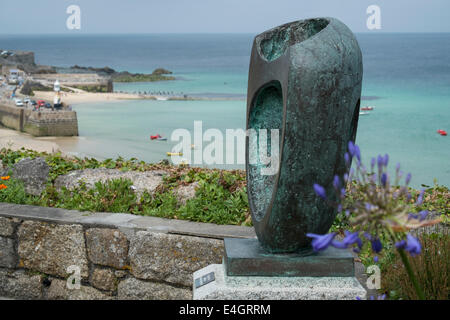 St Ives, Cornwall, Angleterre : l'une des sculptures de Barbara Hepworth sur l'affichage public à St Ives Cornwall surplombe la baie Banque D'Images