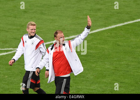 André Schuerrle de l'Allemagne et Benedikt Hoewedes (R) cheer après la Coupe du Monde FIFA 2014 football match de demi-finale entre le Brésil et l'Allemagne au stade Mineirao de Belo Horizonte, Brésil, 08 juillet 2014. Photo : Andreas Gebert/dpa (certaines restrictions s'appliquent : Editorial uniquement. Non utilisé en association avec toute entité commerciale - Images ne doit pas être utilisé dans n'importe quelle forme de service d'alerte ou push service d'aucune sorte, y compris via les services d'alerte, les téléchargements pour les appareils mobiles ou les MMS - Les images doivent s'afficher que des images fixes et ne doit pas reproduire des séquences vidéo d'action match - Aucune modification n'est fait pour, et Banque D'Images