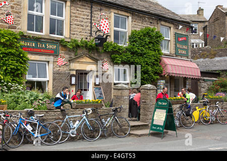 Les cyclistes à un café à Muker, Swaledale, Yorkshire Dales National Park, North Yorkshire, England, UK Banque D'Images