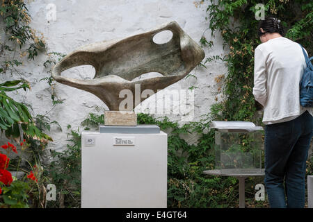 Un visiteur regarde autour de l'artiste, Barbara Hepworth's studio à St Ives Cornwall Banque D'Images