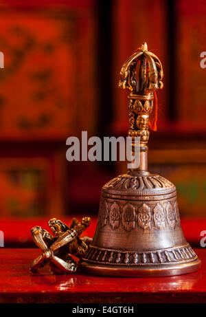 Still Life - Bouddhisme Tibétain vajra et Bell. Likir gompa, Ladakh, Inde. Banque D'Images