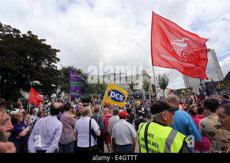 Swansea, Royaume-Uni. 10 juillet, 2014. Photo : PC, Unite et Unison drapeaux flottants à Castle Square Gardens, Swansea, Pays de Galles du sud. Re : Les grèves ont lieu dans tout le Royaume-Uni d'une série de différends avec le gouvernement sur les salaires, les pensions et les coupes, avec plus d'un million de travailleurs du secteur public devrait se joindre à l'action. Les pompiers, les bibliothécaires et le personnel du conseil sont parmi ceux qui prennent part à partir de plusieurs syndicats, par des rassemblements qui ont lieu partout au Royaume-Uni. Credit : D Legakis/Alamy Live News Banque D'Images