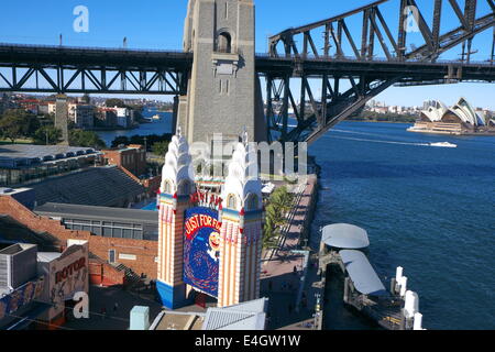 Luna park, Sydney et amusement park ride à Milsons Point, Sydney Harbour Bridge et l'opera House, New South Wales, Australie Banque D'Images