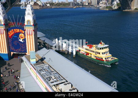 Ferry quitte Sydney milsons point wharf,le port de Sydney, Australie Banque D'Images