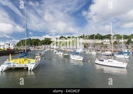 La voile des bateaux amarrés dans le port de Porthmadog, Gwynedd, au nord du Pays de Galles Banque D'Images