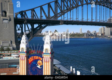 Luna park, Sydney et amusement park ride à Milsons Point, Sydney Harbour Bridge et l'opera House, New South Wales, Australie Banque D'Images