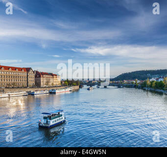 Bateaux de touristes sur la rivière Vltava à Prague, République Tchèque Banque D'Images