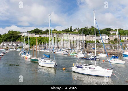 La voile des bateaux amarrés dans le port de Porthmadog, Gwynedd, au nord du Pays de Galles Banque D'Images