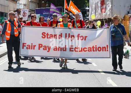Bristol, Royaume-Uni. 10 juillet, 2014. Portant une banderole des manifestants protestaient contre les salaires bas sont indiqués par le centre-ville au cours de la J10 et les travailleuses du secteur public grève et rassemblement à Bristol. Credit : lynchpics/Alamy Live News Banque D'Images