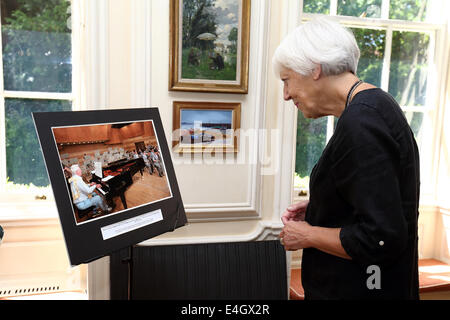 (140711) -- WILTSHIRE, 11 juillet 2014 (Xinhua) -- une femme visiter une exposition photographique à la maison de l'ancien Premier ministre britannique Edward Heath, dans le Wiltshire, Angleterre, le 10 juillet 2014. Heath a servi comme premier ministre de la Grande-Bretagne à partir de juin 1970 à février 1974. Au cours de son mandat, la Grande-Bretagne a établi des relations diplomatiques avec la Chine en 1972. Il a rendu plusieurs visites en Chine pendant et après son mandat. (Xinhua/Minhang) Banque D'Images