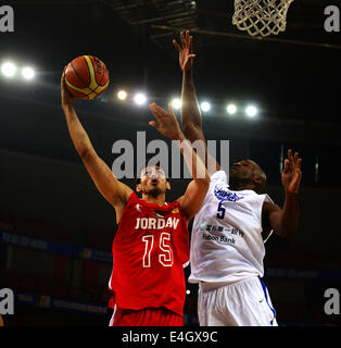 (140711) -- Wuhan, 11 juillet 2014 (Xinhua) -- Le Quincy Davis (R) défenses pendant le match entre le Taipei chinois et la Jordanie dans le 5ème tournoi de basket-ball FIBA Asie tasse à Wuhan, capitale de la province du Hubei en Chine centrale, le 11 juillet 2014. Le Taipei chinois a battu la Jordanie 85-63. (Xinhua/Cheng Min) Banque D'Images