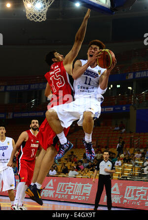 (140711) -- Wuhan, 11 juillet 2014 (Xinhua) -- le Taipei chinois Liu Zheng (R) vise pour le panier pendant le match entre le Taipei chinois et la Jordanie dans le 5ème tournoi de basket-ball FIBA Asie tasse à Wuhan, capitale de la province du Hubei en Chine centrale, le 11 juillet 2014. Le Taipei chinois a battu la Jordanie 85-63. (Xinhua/Cheng Min) Banque D'Images