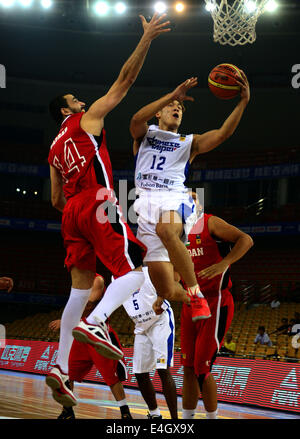 (140711) -- Wuhan, 11 juillet 2014 (Xinhua) -- le Taipei chinois Zhou Yixiang (R) va jusqu'à le panier pendant le match entre le Taipei chinois et la Jordanie dans le 5ème tournoi de basket-ball FIBA Asie Tasse, à Wuhan, capitale de la province du Hubei en Chine centrale, le 11 juillet 2014. Le Taipei chinois a battu la Jordanie 85-63. (Xinhua/Cheng Min) Banque D'Images