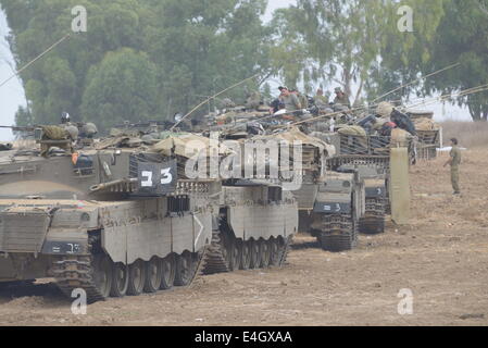 Non spécifié, Israël. 11 juillet, 2014. Des soldats et des chars dans le sud d'Israël près de la frontière avec Gaza, sur le 4e jour de l'opération de protection, le 11 juillet 2014. Qu'Israël se prépare à une opération plus large, des militants de Gaza continuent de tirer dans le sud et le centre d'Israël. Credit : Gili Yaari/NurPhoto/ZUMA/Alamy Fil Live News Banque D'Images