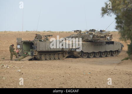 Non spécifié, Israël. 11 juillet, 2014. Des soldats et des chars dans le sud d'Israël près de la frontière avec Gaza, sur le 4e jour de l'opération de protection, le 11 juillet 2014. Qu'Israël se prépare à une opération plus large, des militants de Gaza continuent de tirer dans le sud et le centre d'Israël. Credit : Gili Yaari/NurPhoto/ZUMA/Alamy Fil Live News Banque D'Images