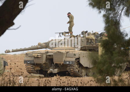 Non spécifié, Israël. 11 juillet, 2014. Des soldats et des chars dans le sud d'Israël près de la frontière avec Gaza, sur le 4e jour de l'opération de protection, le 11 juillet 2014. Qu'Israël se prépare à une opération plus large, des militants de Gaza continuent de tirer dans le sud et le centre d'Israël. Credit : Gili Yaari/NurPhoto/ZUMA/Alamy Fil Live News Banque D'Images