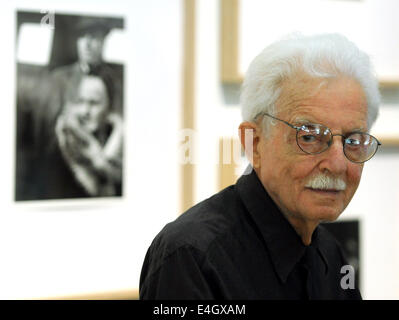 Le photographe Clemens Kalischer regarde autour de la nouvelle exposition spéciale "personnes déplacées. Les survivants de l'Holocauste 1938-1951' (lit.) dans l'émigrant allemand chambre à Bremerhaven, Allemagne, 11 juillet 2014. L'exposition est présentée du 14 juillet au 30 novembre 2014 et montre de nombreuses photographies des survivants et d'anciens prisonniers des Nazis. Les photos proviennent des années 1947/1948 à New York. Photo : Ingo Wagner/dpa Banque D'Images