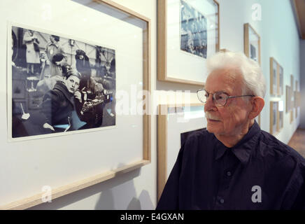 Le photographe Clemens Kalischer regarde autour de la nouvelle exposition spéciale "personnes déplacées. Les survivants de l'Holocauste 1938-1951' (lit.) dans l'émigrant allemand chambre à Bremerhaven, Allemagne, 11 juillet 2014. L'exposition est présentée du 14 juillet au 30 novembre 2014 et montre de nombreuses photographies des survivants et d'anciens prisonniers des Nazis. Les photos proviennent des années 1947/1948 à New York. Photo : Ingo Wagner/dpa Banque D'Images