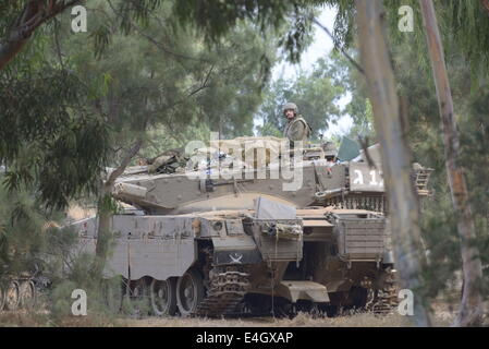 Non spécifié, Israël. 11 juillet, 2014. Des soldats et des chars dans le sud d'Israël près de la frontière avec Gaza, sur le 4e jour de l'opération de protection, le 11 juillet 2014. Qu'Israël se prépare à une opération plus large, des militants de Gaza continuent de tirer dans le sud et le centre d'Israël. Credit : Gili Yaari/NurPhoto/ZUMA/Alamy Fil Live News Banque D'Images