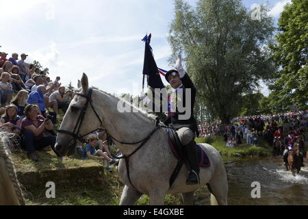 Jedburgh, Scottish Borders, au Royaume-Uni. 7 juillet, 2014. Jethart Callant's Festival 2014 Jethart Callant Jack Fraser (à gauche) gués la rivière Jed durant le jour du Festival Rideout. La circonscription commune écossais les festivals sont des événements annuels dans lesquels les habitants ride out sur les chevaux à vérifier selon le et protéger les terres communes de leurs villes. Crédit : Rob Gray/Alamy Live News Banque D'Images