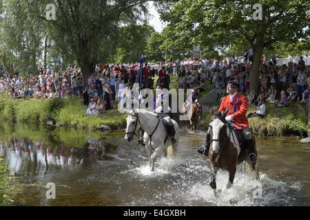 Jedburgh, Scottish Borders, au Royaume-Uni. 7 juillet, 2014. Jethart Callant's Festival 2014 Jethart Callant Jack Fraser (gauche) et Herald Allan Learmonth, des gués de la rivière Jed durant le jour du Festival Rideout. La circonscription commune écossais les festivals sont des événements annuels dans lesquels les habitants ride out sur les chevaux à vérifier selon le et protéger les terres communes de leurs villes. Crédit : Rob Gray/Alamy Live News Banque D'Images