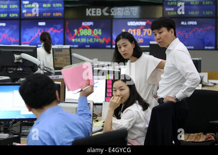 (140711) -- Séoul, 11 juillet 2014 (Xinhua) -- au travail Traders Banque Korea Exchange siège à Séoul, Corée du Sud, le 11 juillet 2014. La référence en Corée composé (Index KOSPI) a diminué 14,10 points, ou 0,70 pour cent, pour clôturer à 1 988,74. Le volume des transactions s'établit à 272,6 millions d'actions d'une valeur de 3,47 milliards de wons (3,41 milliards de dollars). (Xinhua/Park Jin-hee) Banque D'Images