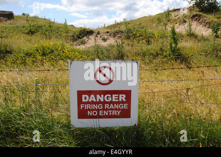 Panneau d'avertissement de danger sur les barbelés sur MOD terrain sur pied de Point Ginst Pendine Carmarthenshire Banque D'Images