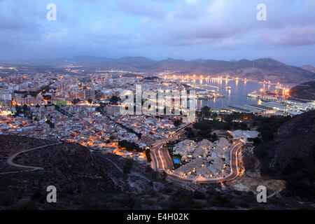 Ville de Carthagène dans la nuit. Région de Murcie, Espagne Banque D'Images