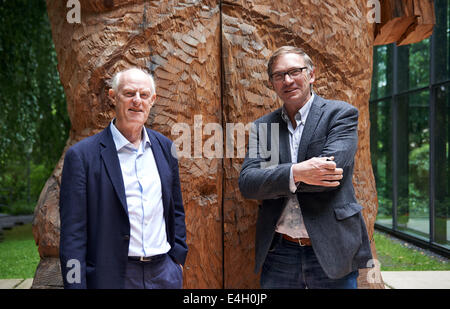 L'artiste britannique Toby Cragg (L) et de l'artiste allemand Stephan Balkenhol se tenir en face de Balkenhol's sculpture en bois 'Tempre piu' dans le parc de sculptures à Wuppertal, Allemagne, 11 juillet 2014. Balkenhols' œuvres importantes, qui est professeur à l'Académie d'art, sont Karslruhe en montre jusqu'au 12 octobre. Photo : BERND THISSEN/dpa Banque D'Images