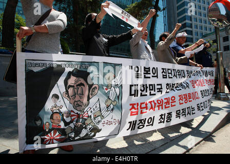 Séoul, Corée du Sud. 11 juillet, 2014. Tenir une banderole des manifestants lors d'un rassemblement contre le droit du Japon à la légitime défense collective devant l'ambassade du Japon à Séoul, Corée du Sud, le 11 juillet 2014. © Park Jin-hee/Xinhua/Alamy Live News Banque D'Images