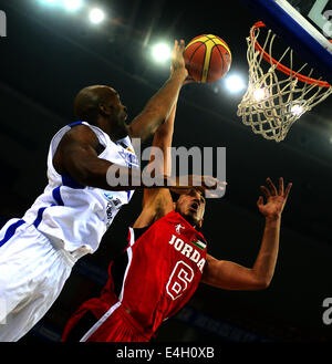 (140711) -- Wuhan, 11 juillet 2014 (Xinhua) -- Le Quincy Davis(L) est en compétition pendant le match entre le Taipei chinois et la Jordanie à la 5e tournoi de basket-ball FIBA Asie tasse à Wuhan, capitale de la province du Hubei en Chine centrale, le 11 juillet 2014. Le Taipei chinois a battu la Jordanie 85-63.(Xinhua/Cheng Min) Banque D'Images