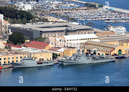 Des navires militaires dans le port de Carthagène, Espagne Banque D'Images