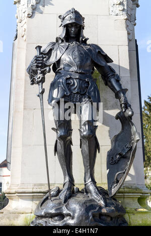 UK, Colchester, la statue de saint Georges, partie du monument aux morts par SC Fehr en 1919, à l'extérieur de l'entrée au château/parc. Banque D'Images