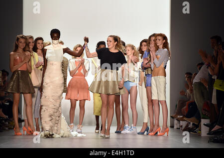 Berlin, Allemagne. 11 juillet, 2014. Le concepteur Marina Hoermanseder (C, R) et les modèles après la présentation de la fashion designs de Marina Hoermanseder à Berlin, Allemagne, 11 juillet 2014. Dans la ligne avec le Berlin Fashion week, le salon présente des dessins de mode pour la prochaine saison printemps/été 2015. Photo : Jens Kalaene/dpa/Alamy Live News Banque D'Images