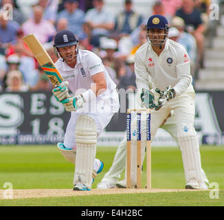 Nottingham, Royaume-Uni. 11 juillet, 2014. Ian Bell de l'Angleterre et Mahendra Singh Dhoni durant la troisième journée du premier test match entre l'Angleterre v l'Inde à Trent Bridge la masse, le 11 juillet 2014 à Nottingham, Angleterre. Credit : Mitchell Gunn/ESPA/Alamy Live News Banque D'Images