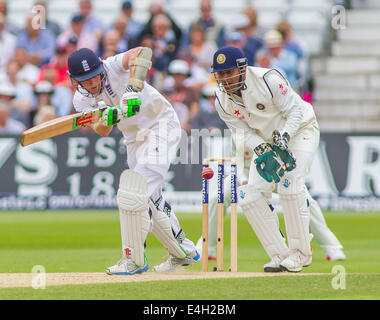 Nottingham, Royaume-Uni. 11 juillet, 2014. Sam Robson de l'Angleterre et Mahendra Singh dhoni de l'Inde au cours de la troisième journée du premier test match entre l'Angleterre v l'Inde à Trent Bridge la masse, le 11 juillet 2014 à Nottingham, Angleterre. Credit : Mitchell Gunn/ESPA/Alamy Live News Banque D'Images