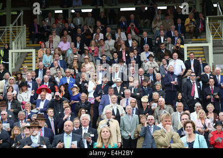 Newmarket, au Royaume-Uni. 11 juillet, 2014. Moët et Chandon juillet Festival, Gentlemans QUIPCO Jour. Les foules au Festival Juillet Newmarket. Credit : Action Plus Sport/Alamy Live News Banque D'Images