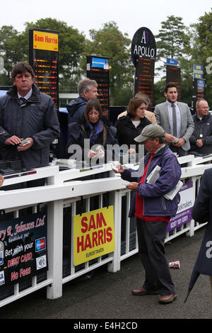 Newmarket, au Royaume-Uni. 11 juillet, 2014. Moët et Chandon juillet Festival, Gentlemans QUIPCO Jour. Parieurs et bookmakers à Newmarket juillet Festival. Credit : Action Plus Sport/Alamy Live News Banque D'Images