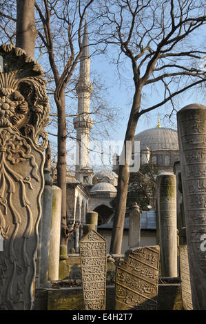 Cimetière de l'époque ottomane à côté de l'historique mosquée Eyüp par la Corne d'or à Istanbul Banque D'Images