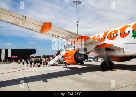 Les passagers d'Easyjet pour escaliers avant par avion. Banque D'Images