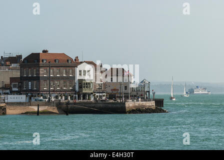 En regardant vers l'île aux épices, le port de Portsmouth, Vieux Portsmouth, Hampshire. Banque D'Images