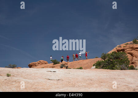 Moab, Utah - les touristes à la vue pour Dome bouleversement dans l'île dans le ciel district de Canyonlands National Park. Banque D'Images