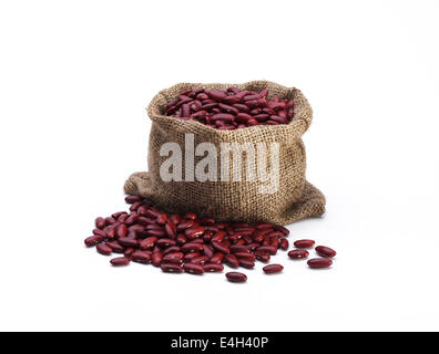 Haricots rouges organise dans le sac isolé sur fond blanc Banque D'Images