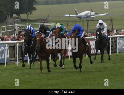 Newmarket, au Royaume-Uni. 11 juillet, 2014. Moët et Chandon juillet Festival, Gentlemans QUIPCO Jour. Astronereus sous Richard Hughes remportant la construction Woodhurst Maiden Stakes. Credit : Action Plus Sport/Alamy Live News Banque D'Images